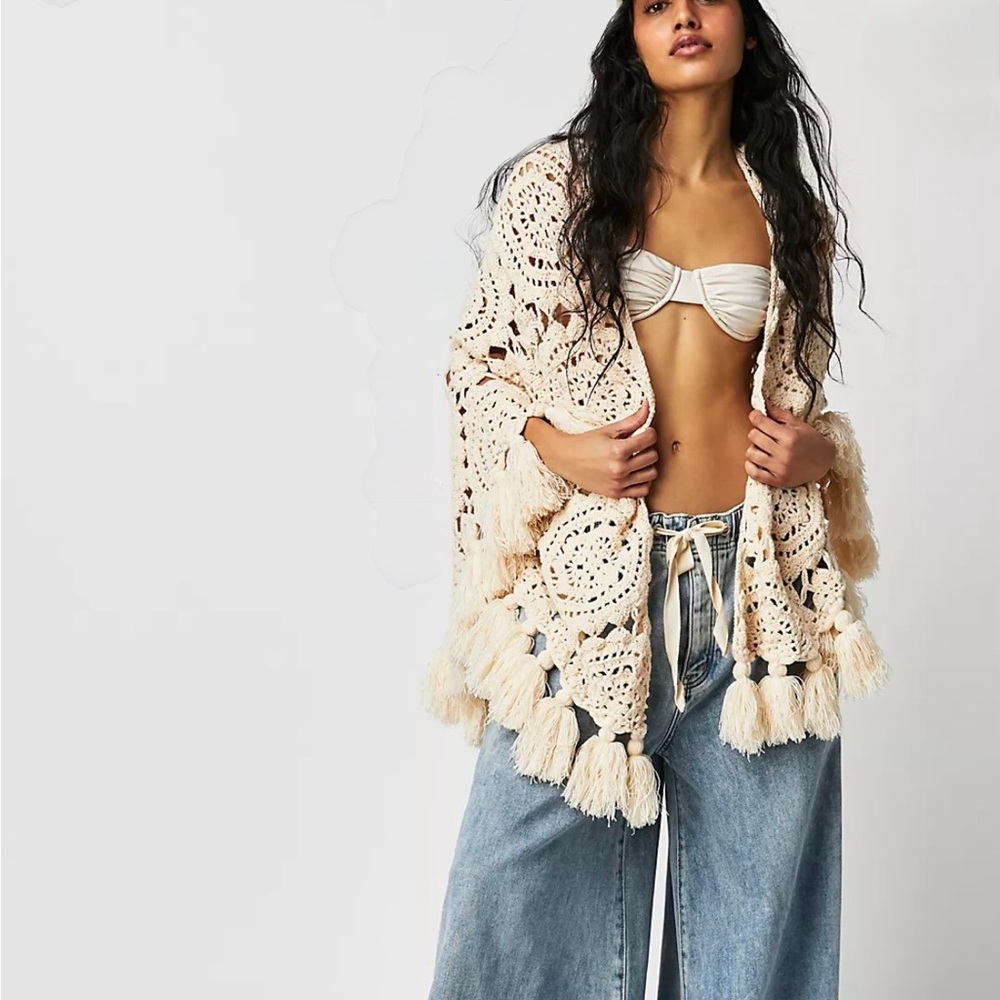 Free People Sunny Day crochet shawl . Intricate pattern w/tassle trim . Relaxed
